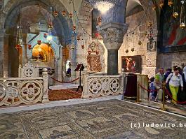 De grafkerk bestaat uit een hoge koepelkerk met de grafkapel en graf van Jezus, en verschillende zijikapellen die gedeeltelijk in de oude steengroeve zijn uitgehouwen waar Jezus is terechtgesteld. ASCII