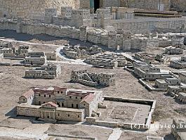 Bij het museum ligt een grote maquette 1/50 van het oude Jeruzalem ten tijde van de Romeinen, met, boven alles uitstekend, de Joodse tempel.