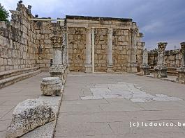 De tempel in Kafarnaum, waar Jezus in de synagoge (de funderingen liggen wellihct onder deze Romeinse tempel) zou geleerd hebben.