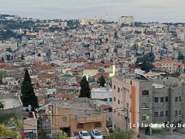 Zicht op het zich over verschillende heuvels uitstrekkende Nazareth.