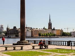 STOCKHOLM2022_FXTX4526 Riddarholmen is een klein eilandje bij de oude binnenstad en maakt deel uit van de historische binnenstad, Gamla Stan (zicht vanop de patio bij het stadhuis).