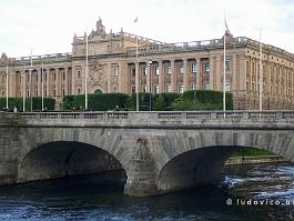 STOCKHOLM2022_P1420935 Het Zweeds parlement, Riksdaghuset ligt op een apart eilandje Helgeandsholmen, dat evneens deel uitmaakt van Gamla Stan.