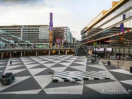 STOCKHOLM2022_P1430488 Sergels Torg (Sergels Plein, genoemd naar een beeldhouwer uit de klassieke periode) is het centrale plein van de stad, waaraan achter een lange glazen geven het...