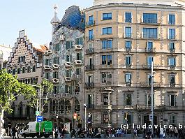 SPANJE2024_P1034581 In de luxueuze wandelstraat Passeig de Gracia vind je enkele van de meest opvallende gebouwen uit het Barcelonese 'Modernismo' (Art Nouveau), waaronder het...