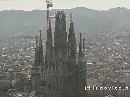 SPANJE2024_P1035278 Overal vanuit de verte (hier vanop de Torre Glories) steken de torens van de basiliek triomfantelijk boven de stad uit.