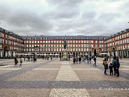 SPANJE2022_P1370773 Het beroemdste en fraaiste plein van Madrid, de Plaza Mayor, aangelegd in de 16de eeuw, maar vooral het resultaat van de herbouiw (na branden) in 1790.