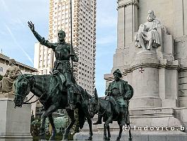 SPANJE2024_P1000116 Het Cervantesmonument op de Plaza de Espanya, waar Don Quichotte en Sancho Panza weer liljken te vertrekken voor nieuwe avonturen.