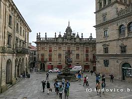 SPANJE2024_P1011237 Het Praza de Praterias met de Fonte dos Cabalos (Paardenfontein) ligt aan de zuidzijde van de kathedraal, waar de ingang zich bevindt.