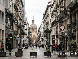 SPANJE2024_P1022975 De Calle de Alfonso I, de hoofdstraat van historisch Zaragoza, die naar het kathedraalplein leidt.