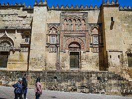 SPANJE2022_P1390253 De buitenmuren van de Mezquita (moskee)