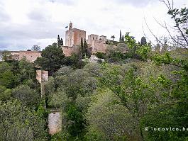 SPANJE2022_P1390755 Het Alhambra ('qasr alhamr?' in het Arabisch, d.i. het Rode Paleis, zo genoemd naar de rode klei waarmee de stenen vermengs zijn) troont als een kroon op de...