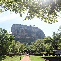 SRILANKA_D7M_3351 Een merkwaardig fenomeen is de Lion rock in Sigiriya, een reusachtig rotsblok dat boven een vlak landschap uitsteekt. Boven op de rots zijn de runes van een...