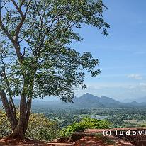 SRILANKA_D7M_3420 vanop de rots heb je een uitgestrekt panoramisch zicht op de wijde omgeving.